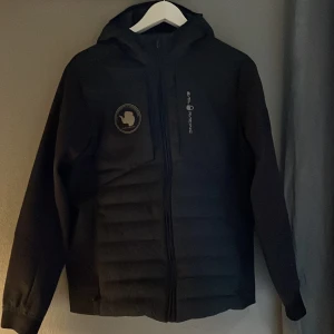 Sail Racing Antarctica Hybrid Hood - Säljer min sail raicing för den är för den är lite för lite. Storlek 170 Junior. Skick 9/10. Pris kan diskuteras via snabb köp. skriv om ni är intresserade