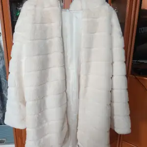 Säljer oanvänd vita fluffig jacka i storlek S