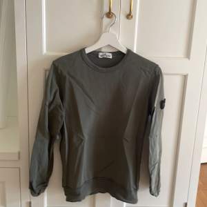 Grön stone island tröja XS men passar S  cm storlek skick 8/10 använd 5-7 gånger säljer pga för liten 