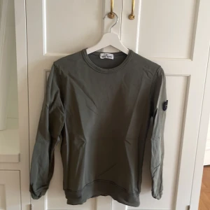 Stone island tröja  - Grön stone island tröja XS men passar S  cm storlek skick 8/10 använd 5-7 gånger säljer pga för liten 