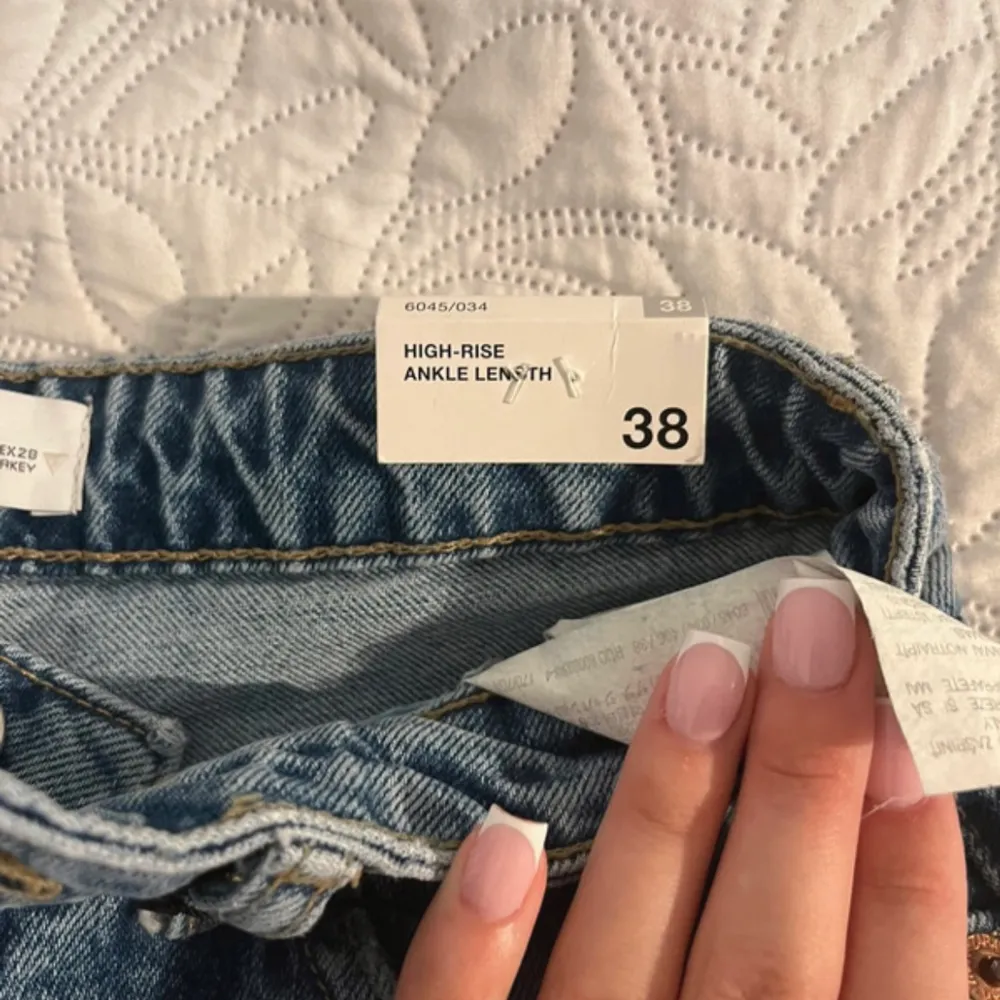 Helt nya med prislapp kvar. Små i storlek, är som 36.. Jeans & Byxor.
