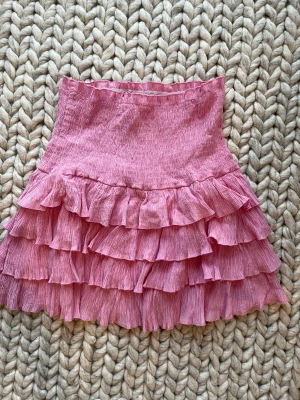 Rosa kjol - Rosa volangkjol i nyskick! Tveka inte att höra av er vid frågor❤️