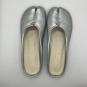 Tabi ballerinas slip-ons - Tabi ballerina slip-ins strl 40.  Tabi är en traditionell japansk sko som anses vara bra för balansen och motverkar missformad stortå.
