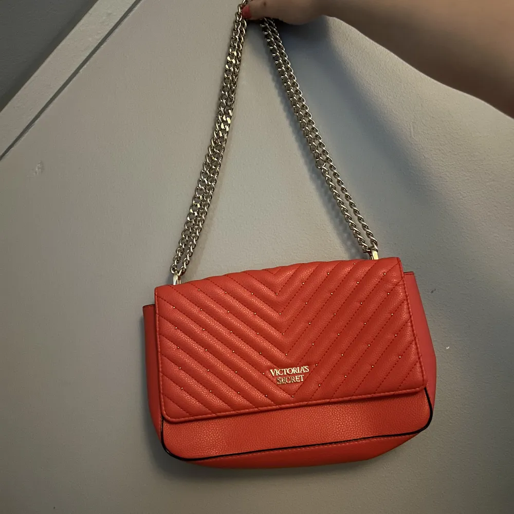 Säljer min röda Victoria’s Secret väska då jag aldrig har använt den och känner att jag inte har hittat något bra tillfälle att använda den. Den är i nyskick. Det finns även en ficka på baksidan utav väskan:). Väskor.