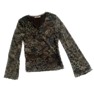 Mesh tröja - Superfin mörkgrön/ brun mönstrad meshtröja. Den har ett extra lager tyg så man inte ser igenom. Köpt secondhand. 