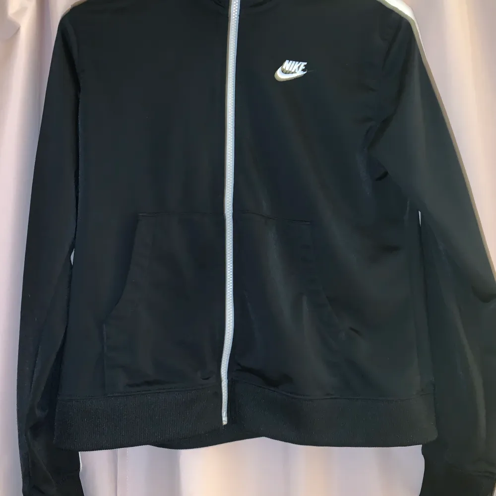 Nike zip hoodie använd Max 5 gånger . Hoodies.