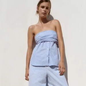 Bandeau topp - Säljer en jätte gullig topp från zara som jag köpte för ett tag sedan. Säljer pga att den är för liten på mig. Prislapp kvar, nypris 350kr