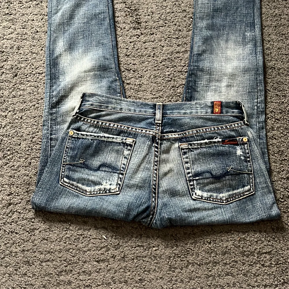 Jättesnygga Low waist bootcut jeans från 7 for all mankind i storlek S💕midjemåttet är 75cm och innerbenslängden är 84cm💓 Säljer dem eftersom de inte passade. . Jeans & Byxor.