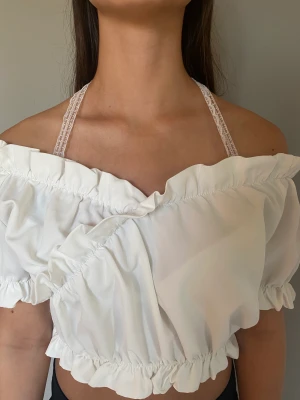 Vit topp med spets - Knappt använd vit topp med spets band 🫶