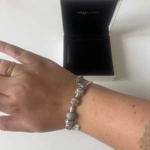 Hejsan! Säljer mitt fina Pandora armband då jag tyvärr ej använder silver längre :(  Armbandet har 9 berlocker var av en av dem är en stopper. Frakt ingår i priset. 