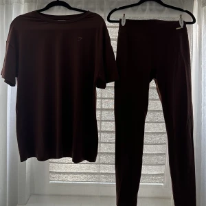 T-shirt och tights  - T-shirt och tights från gymshark. 