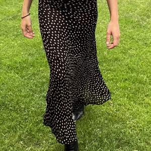 En limited edition ganni kjol i nyskick!! Perfekt för en datenight eller en solig sommardag ✨✨Nypris: 2000 kr