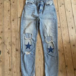 Så snygga jeans från Sandro Paris i jättebra skick. Nypris ca 2000. Broderade stjärnor med mörkade jeanstyg och pärlor runt om