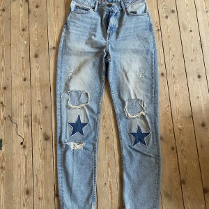 Sandro Paris Jeans - Så snygga jeans från Sandro Paris i jättebra skick. Nypris ca 2000. Broderade stjärnor med mörkade jeanstyg och pärlor runt om