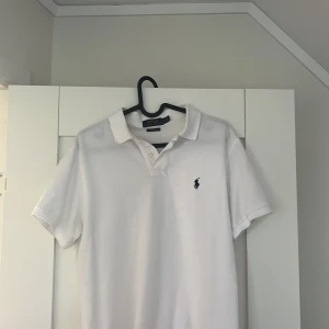 Ralph Lauren Piké  - Tja, säljer nu min riktigt snygga Ralph Lauren piké. Skicket är fint skulle säga 8/10. Passar perfekt nu till sommaren! Storleken är L i barnstorlek men skulle säga att den sitter som S i herrstorlek. Tveka inte att höra av er vid frågor eller funderingar