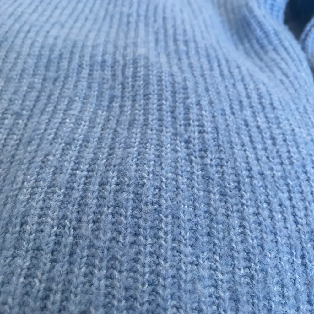En fin babyblå stickad tröja från H&M i storlek 36. Endast använd några gånger så i mycket bra skick endast något nopprig. Säljes endast då jag inte tycker att jag passar i färgen och därför kommer inte tröjan till användning. Köparen står för frakten. 🦋💙. Stickat.