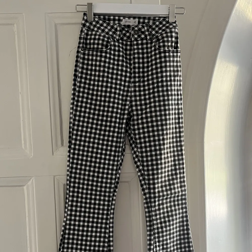 Love these checkered flares, good condition size 26 (36eu) 🤍 . Jeans & Byxor.