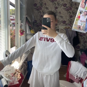 Levis kofta - Jättesöt kofta ifrån Levis ❕Koftan är använd men i jättebra skick! Koftan är i storlek S ❕