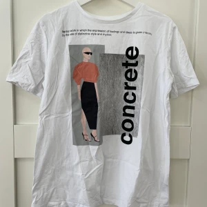 Vit T-shirt med tryck - Vit T-shirt med trendigt tryck