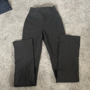 Randiga kosstymbyxor NA-KD - Kritstrecksrandiga kostymbyxor från NA-KD i strl 32. Fint skick, hela och rena.