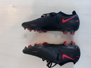 Fotbollsskor - Alla paren är helt nya   Röd svart stl 42.5 Black Blå Stl 42 Svart grå Stl 41