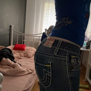 True Religion Jeans - Köpt från plick, toppenskick förutom att de saknar en knapp på högre bakficka, passar bra på de som är ungefär 170 cm och har runt 65 cm i midjemått