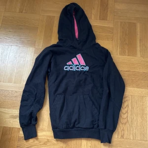 Vintage huvtröja från addidas - Tröja köpt från Bejond retro. Fint skick Storlek S
