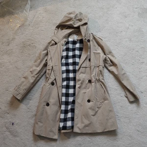 Kappa - Stilig kappa från Zara. Aldrig använd. 