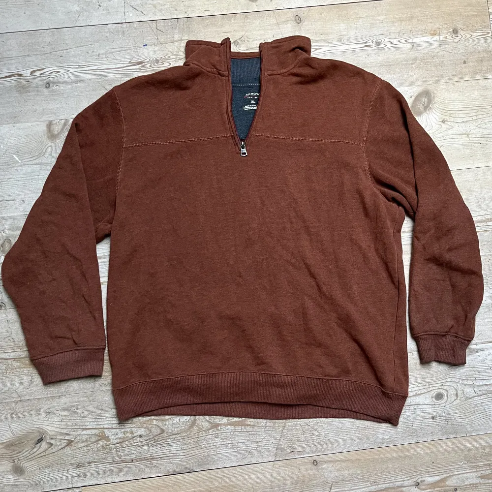 En skön oversized sweatshirt i brun färg, bra skick, köpt secondhand. Tröjor & Koftor.
