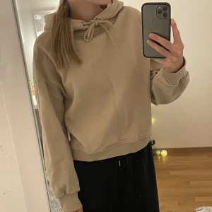 Hoodie - En beige hoodie. Storleken är XS/S och jag skulle säga att det stämmer💞