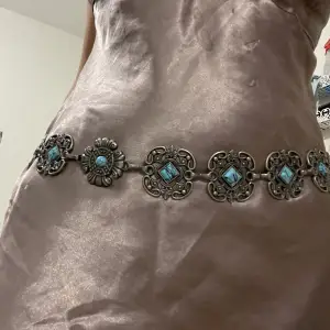 Vintage belt with turquoise stones. The thing at the end broke but I replaced it with another one (see 3rd photo) so it works perfectly.  