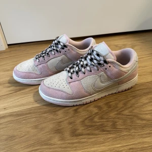 Nike Dunk Low LX Pink Foam - Säljer dessa pga att de var för små. Kom med rosa skosnören. Använd fåtal gånger. Köpta för 2500kr. 