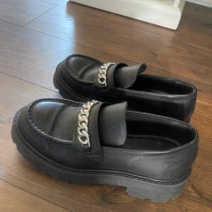 Loafers från vagabond i modellen ”Cosmo”. Använd fåtal gånger 