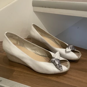 Vita sommarskor - Kommer ej ihåg varken märke eller pris. Något använda. Klacken är glittrig, men lite svårt att se på bilden