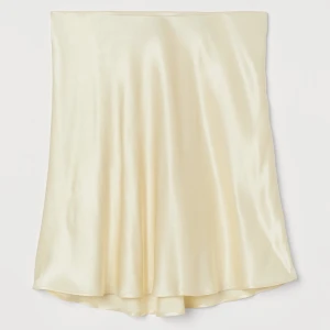 Satinkjol från H&M  - Minikjol från H&M i satin. Knappt använd, bra skick. Kan bli skrynklig men det är bara att stryka! 