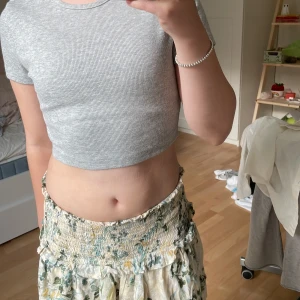 Mag tröja - Säljer den här fina magtröjan för att den är för liten! Köpt på shein för tre år sen (2021) och är sparsamt använd. Storlek xs men lite stretchigt material!! ❤️