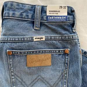 Helt nya oanvända jeans från Wrangler. Säljer för att de tyvärr är för små för mig!  Storlek W29/W32  Köparen står för frakt. Annars upphämtning hemma hos mig i Göteborg 🌸