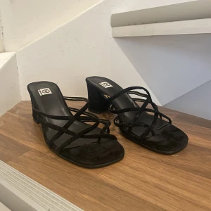 Monterrey klackar - Svarta stilrena Monterrey klackar. Extremt fint skick och nypris 995kr