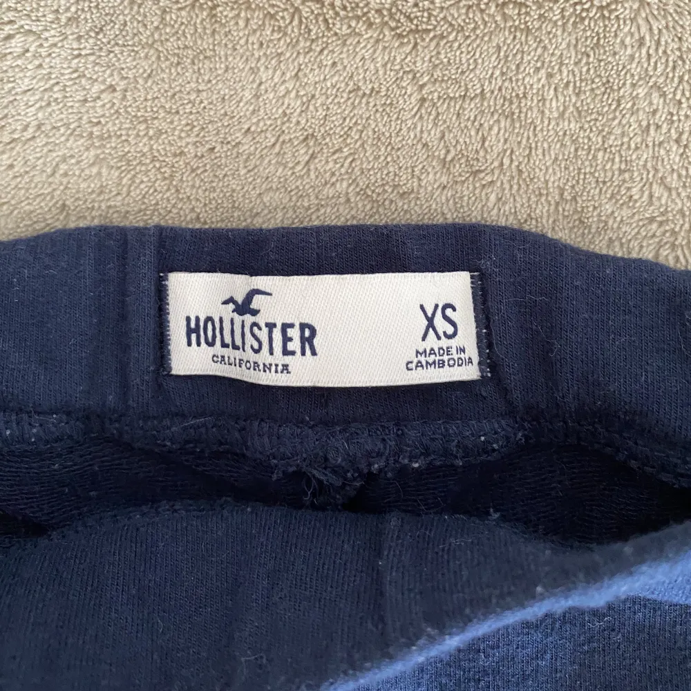 Super sköna shorts ifrån Hollister i storlek xs. Använda men i hyfsat gott skick💙. Shorts.