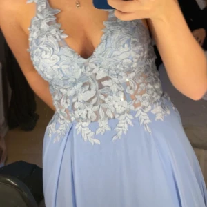 Balklänning  - Säljer nu min balklänning som är från Jj house uppsydd efter mig som är 167 så att jag kunde gå med den utan att hålla uppe kjolen(men skorna syns inte) öppen rygg. Nypris 2000kr