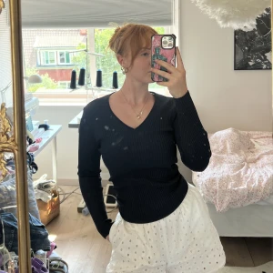 Marinblå CARIN WESTER top - Superbekväm och snygg ribbstickad CARIN WESTER top i marinblått. Tröjan är i storlek xs och är endast använd ett fåtal gånger, är i väldigt gott skick. 