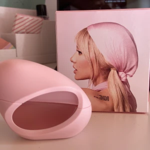 Mod Ariana Grande - Helt nytt parfym 30ml, bara provade en gång. Köpte den för 560kr.