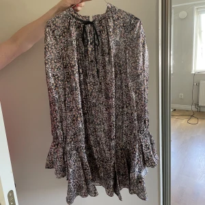 Klänning H&M - Fin glitterklänning från H&M conscious i nyskick.