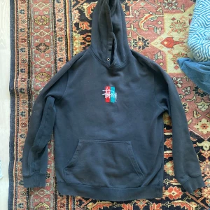 Stussy Hoodie - En mycket fin Stussy vintage hoodie. I ok skick då den har några märken/fläckar och en hel som jag sytt. Skick 6/10. Meddela mig om priset vid intresse 😃