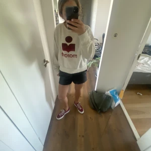 Converse  - säljer mina as coola converse i vinröd som är lite för små för mig. Använda men fortfarande i bra sick. Skriv för fler bilder och funderingar. KÖPAREN STÅR FÖR FRAKTEN 😻💓