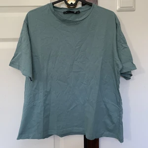 Turkos tshirt - Väldigt simpel tshirt. Knappt använd, några år gammal