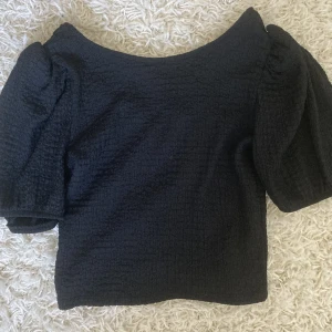 Svart blus med puffiärm - Fin svart blus från lager 157 💗 den säljs för att den är för liten och därför anväds inte 🤩 nästan helt ny.  Om intresse skicka till oss på snap mer info i bion