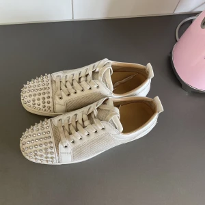 Louboutin - Säljer ett par Loubs! Perfekta till sommaren☀️ medföljer extra skosnören samt extra nitar och såklart box! Skriv vid frågor eller mer bilder!   Söker även byten! 