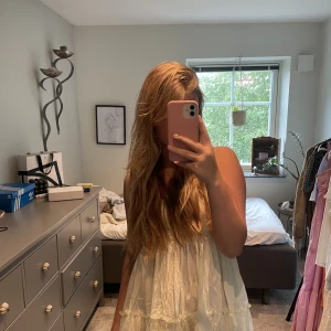 Klänning - Tunn sommar klänning 👗 Den är i storlek S men har tre olika knyten, så den passar både XS och M❤️