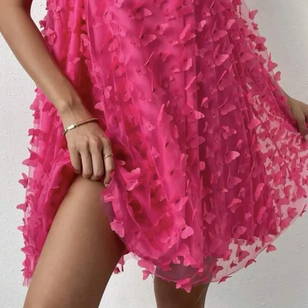 Rosa klänning med fjärilar. Modell som passar alla kroppstyper (väldigt luftig). Klänningar.
